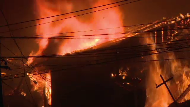 Un incendiu in Bistrita-Nasaud a mistuit casa in care stateau 3 familii. Cel mai apropiat hidrant, la 500 de metri distanta