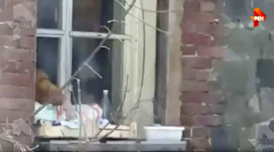 Si-a culcat copilul pe pervazul ferestrei, intr-o ladita de lemn. Ce le-a raspuns o mama din Rusia politistilor. VIDEO