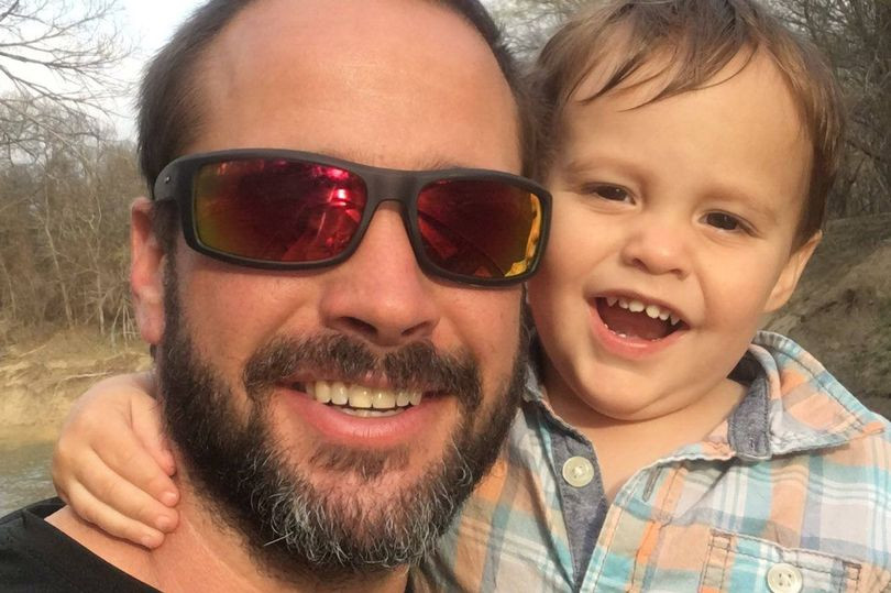 American gasit mort la 4 zile dupa ce i-a trimis sotiei un selfie cu fiul lor. Copilul de 2 ani a fost descoperit in padure