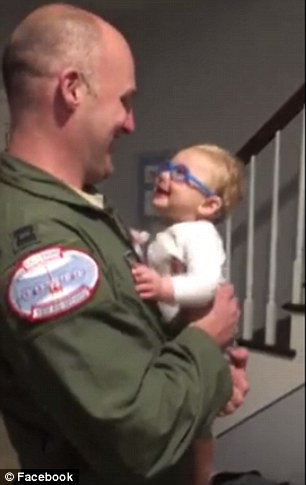 Revederea dintre un copil de 9 luni, cu probleme de vedere, si tatal sau a fost filmata. Momentul este emotionat. VIDEO