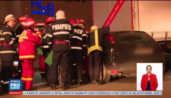 Un sofer de 22 de ani din Bistrita a intrat cu masina sub un TIR parcat. El si pasagera din dreapta au ramas prinsi in masina
