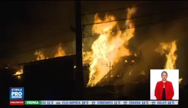 Un incendiu in Bistrita-Nasaud a mistuit casa in care stateau trei familii. Pompierii au intervenit cu greu in zona