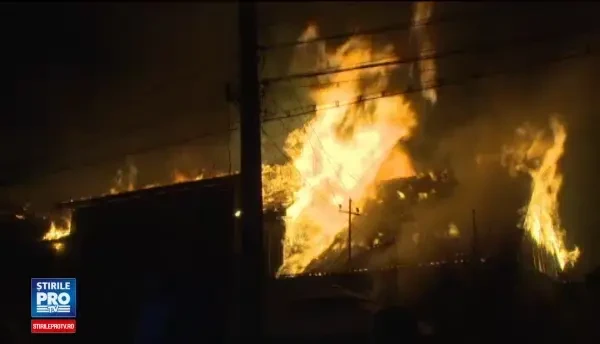 Un incendiu in Bistrita-Nasaud a mistuit casa in care stateau 3 familii. Cel mai apropiat hidrant, la 500 de metri distanta