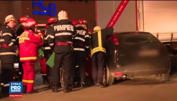 Un sofer de 22 de ani din Bistrita a intrat cu masina sub un TIR parcat. O fata de 21 de ani este in stare grava