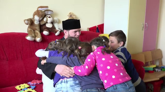 Preotul Vladimir din Razboieni a schimbat viata a sute de suflete. Centrele in care ii ajuta pe copii si pe varstnici