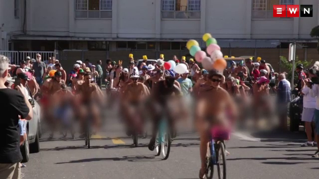 Zeci de biciclisti dezbracati au pedalat pe strazile unei metropole. Ce au vrut sa demonstreze prin manifestatia lor