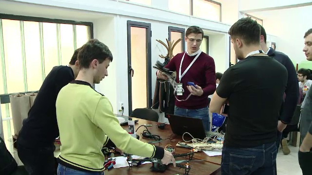 Aplicatia care traduce limbajul surdo-mut, la un targ de inventii din Iasi. Tinerii pot obtine pana la 30.000 euro finantare