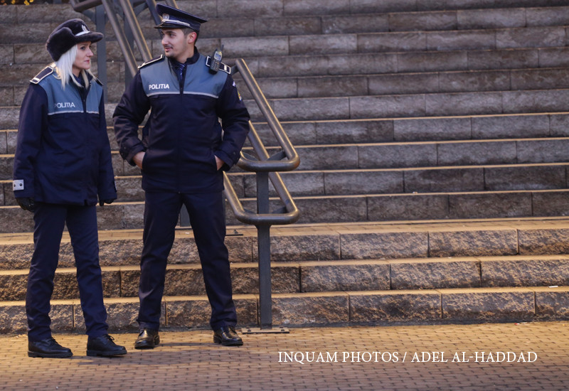 Familie din Bucuresti, jefuita de 11.000 de euro de trei talhari mascati. Cine i-ar fi ajutat sa intre in casa