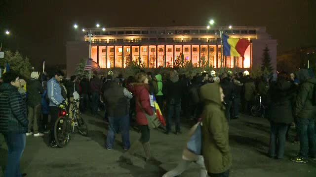Noi proteste in toata tara. 2.500 de persoane s-au indreptat, in mars, de la Piata Victoriei la Palatul Parlamentului