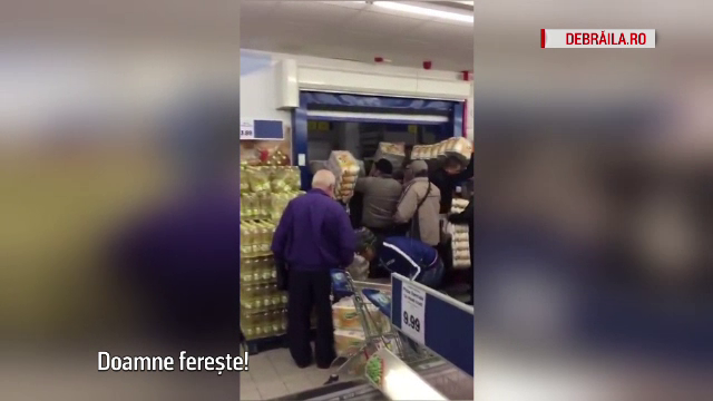 Lupte crancene intr-un magazin din Braila pentru hartie igienica. Oamenii au luat cu asalt pana si depozitul hipermarketului