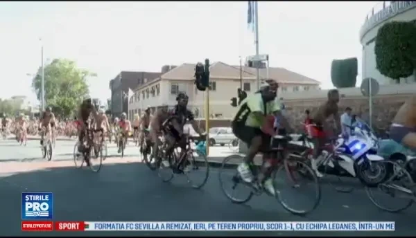 Zeci de biciclisti dezbracati au pedalat pe strazile unei metropole. Ce au vrut sa demonstreze prin manifestatia lor