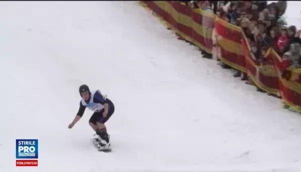 Ultimele zile de distractie pe partiile de la munte. Concursul in care turistii au plonjat cu schiurile in apa