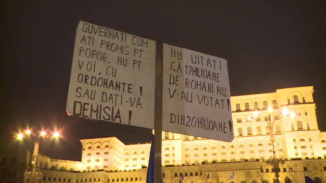 Romanii au protestat atat in Piata Victoriei, cat si in Piata Constitutiei sau la Paris. "Sa se lase de prostii"