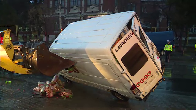 Bulevardul Regina Maria din Capitala, blocat timp de doua ore luni dimineata. O autoutilitara cu ridichi s-a rasturnat