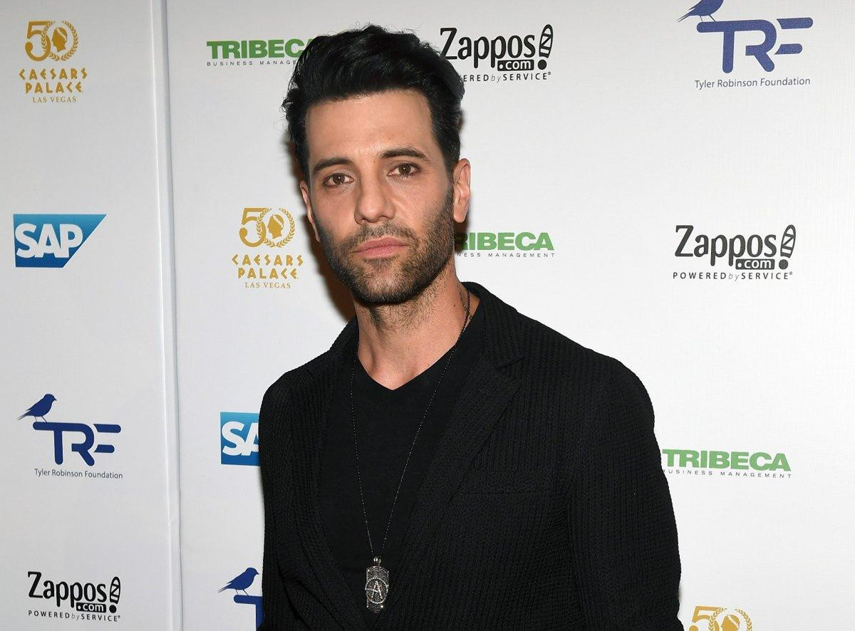 Celebrul iluzionist Criss Angel, dus la spital de urgenta, dupa ce si-a pierdut cunostinta in timpul unei cascadorii. VIDEO