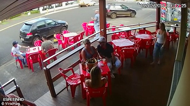 Scene ireale filmate intr-un bar din Brazilia, in momentul in care o femeie isi prinde sotul cu amanta. VIDEO