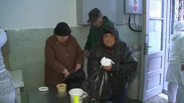 Nota de plata uriasa pentru sute de pensionari care au primit alimente gratis ilegal. Primaria cere ajutorul Guvernului