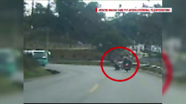Accident infiorator pe o sosea din China. Doi motociclisti se izbesc frontal, coliziunea a fost filmata cu o camera de bord