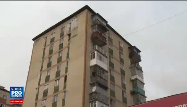 O tanara de 26 de ani a murit luni dimineata, dupa ce a cazut de la etajul 10 al blocului in care locuia. Ipoteza politiei