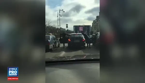 Imagini socante filmate in Capitala: un sofer este batut in propria masina de doi barbati. Politia ancheteaza cazul
