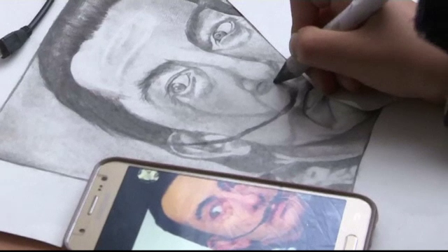 Un copil afgan de 10 ani, aflat intr-o tabara in Serbia, este supranumit "micul Picasso". Cat de bine ii ies portretele