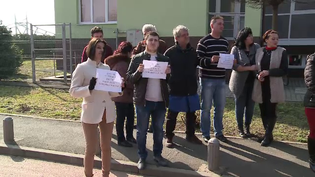 Angajatii Garzii de Mediu au facut greva timp de 2 ore fiindca nu li s-au marit salariile. "Si noi tot ai statului suntem"