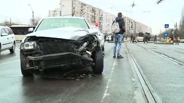 Sase masini au fost avariate, marti dimineata intr-o intersectie din Bucuresti. Ce s-a intamplat cu soferul vinovat
