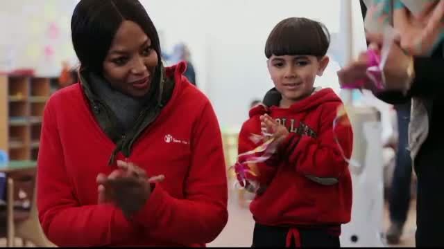 Naomi Campbell, coplesita de emotie intr-o tabara de refugiati din Iordania. "Am vazut oameni demni"