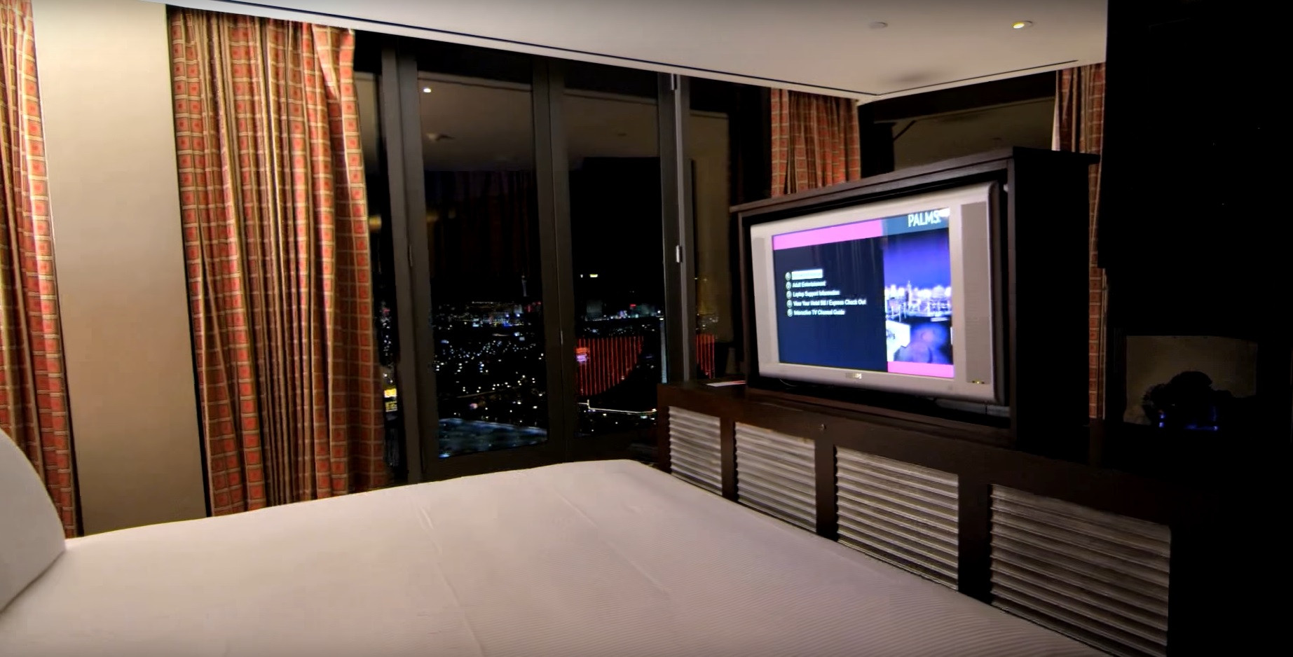 Au mers la un hotel cu 50 de dolari pe noapte si apoi la unul cu 35.000 de dolari pe noapte! Trebuie sa vezi ce au putut sa descopere