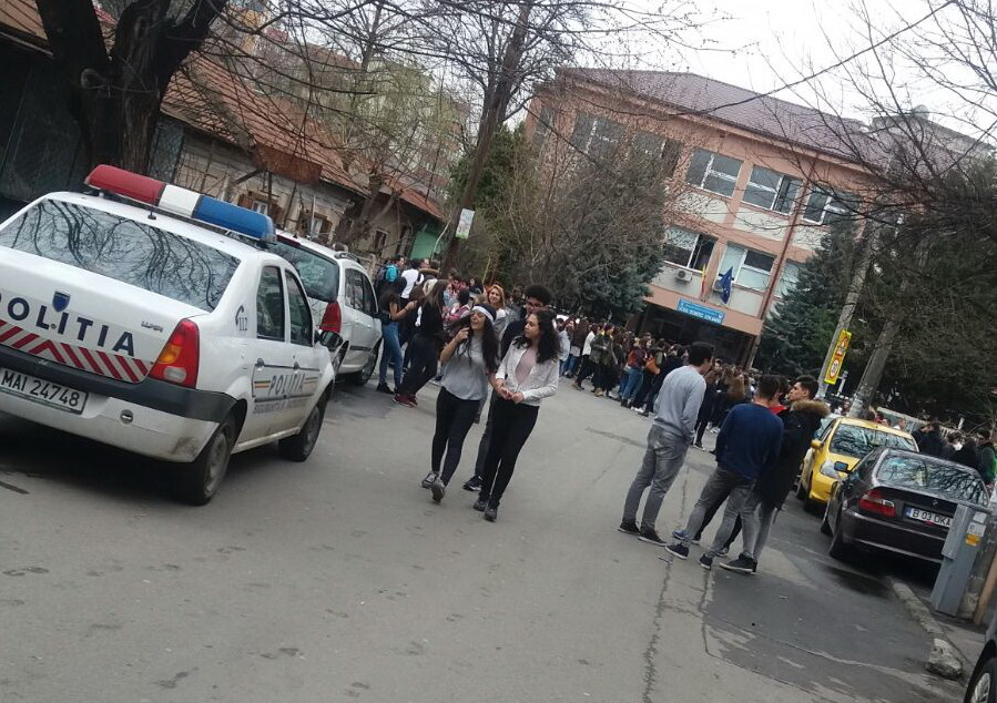 Liceul Ion Barbu din Bucuresti, evacuat in urma unei alerte cu bomba. Genistii nu au gasit nimic la control