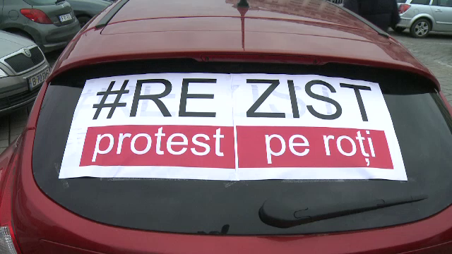 Legea prin care presedintele pierde dreptul de numire a procurorilor, amanata. Zeci de masini au inconjurat Parlamentul