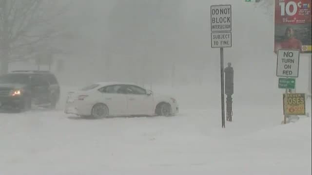 Ninge fara oprire de mai bine de 36 de ore in nord-estul Statelor Unite. Aproximativ 5.400 de zboruri au fost anulate