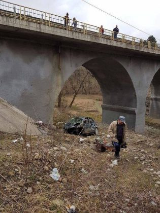 Copil de 14 ani ranit dupa ce a plonjat in gol de pe un pod cu masina parintilor pe care a furat-o de acasa