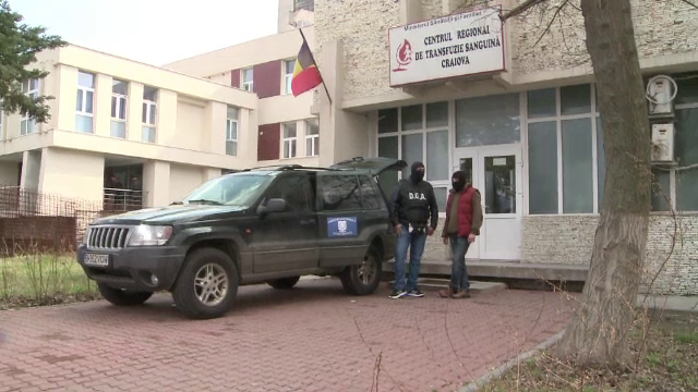 Doi angajati ai Centrului de Transfuzii Craiova ridicati dupa ce au fost prinsi ca vindeau pungi de sange cu 200 de lei/buc