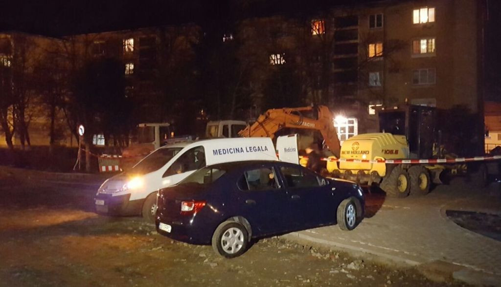 A vrut sa faca un selfie cu prietenii intr-un balcon, dar balustrada s-a rupt si a cazut in gol. Tanara din Sibiu a murit