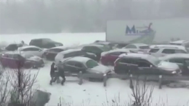 Carambol cu 50 de masini pe o autostrada din Canada, din cauza furtunii de zapada. Patru persoane au fost ranite