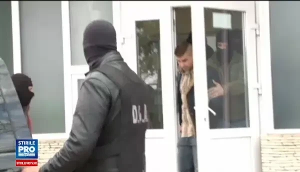 Doi angajati ai Centrului de Transfuzii Craiova ridicati dupa ce au fost prinsi ca vindeau pungi de sange cu 200 de lei/buc