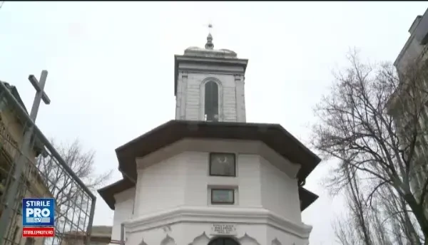 Biserica monument istoric din Capitala mutilata pe interior cu pavaj industrial. Arhiepiscopia arunca vina pe fostul paroh