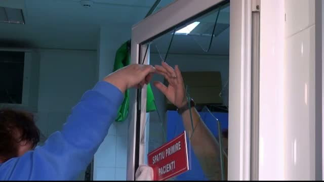 Barbat amendat cu 1.000 de lei, dupa ce a facut scandal si a spart un geam la Spitalul Judetean din Galati. De ce s-a enervat
