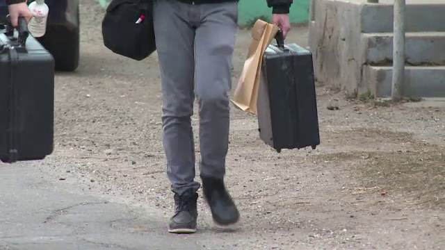 Politistii au facut perchezitii in apartamentul suspectei in cazul bebelusilor morti, in pod. "Are 3 copii facuti si 3 morti"