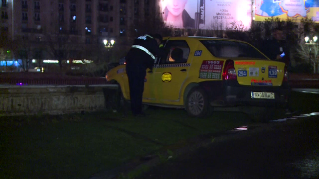 Doua persoane au ajuns la spital, dupa ce taxiul in care se aflau a intrat intr-o fantana, in Capitala. Masina ar fi derapat