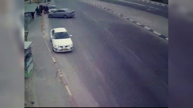 O adolescenta din Palestina a fost filmata in timp ce a intrat cu masina in militari israelieni. Barbatii au folosit armele