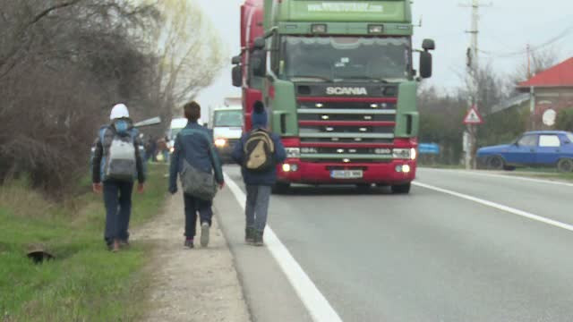 Pe jos, printre TIR-uri, asa sunt nevoiti sa mearga la scoala unii elevi din Romania anului 2017. Explicatia autoritatilor