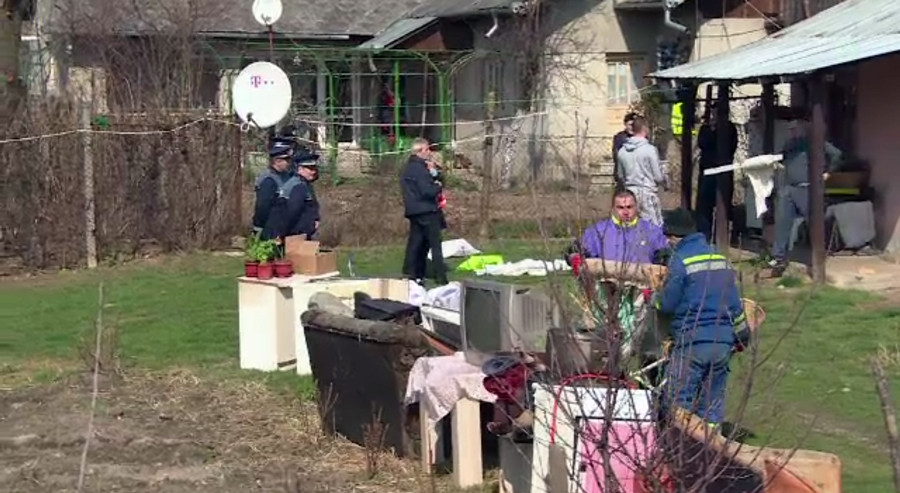 Au fost dati afara din casa dupa ce au pierdut un proces, iar cladirea va fi demolata. Oamenii spun ca totul e o confuzie
