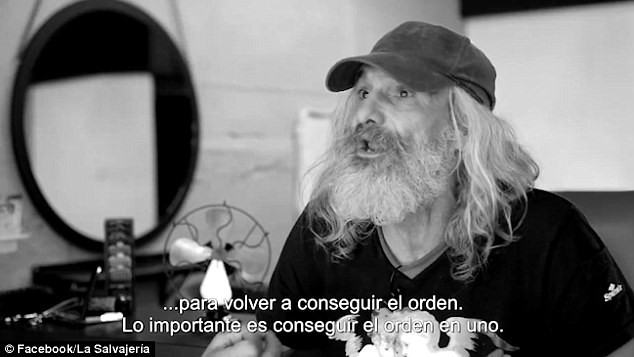 Transformarea uluitoare a unui om al strazii dupa vizita la frizerie. A inceput sa planga cand s-a vazut in oglinda. VIDEO