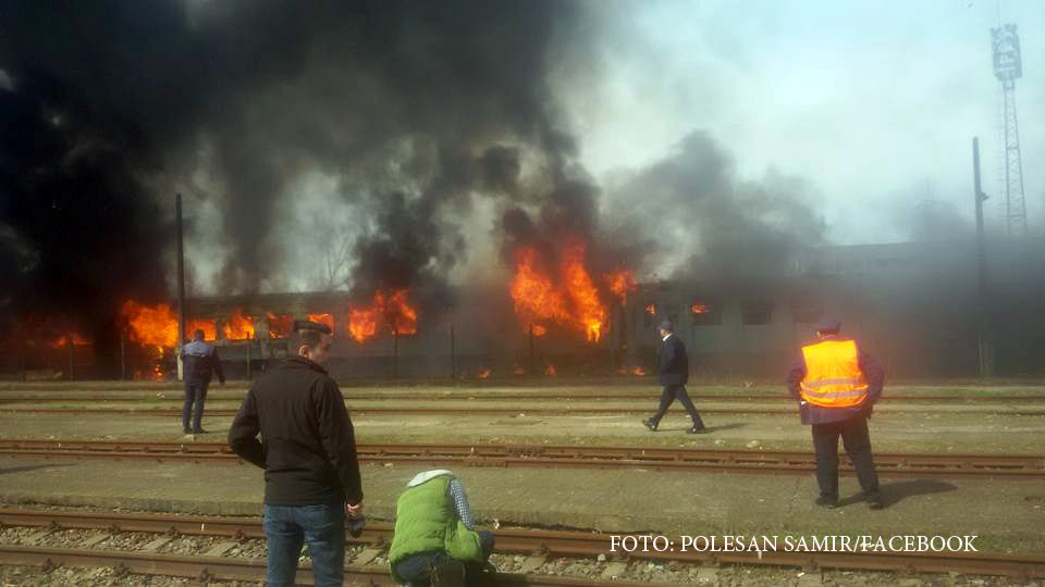Incendiu urias in Gara de Nord din Timisoara, stins abia dupa 2 ore. Cine ar fi dat foc vagoanelor