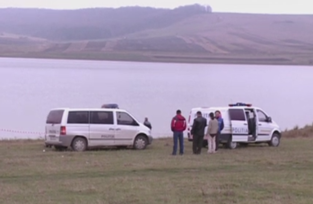 O femeie din Suceava a fost violata de 4 barbati in prezenta sotului ei. Cei doi soti fusesera luati la ocazie de suspecti