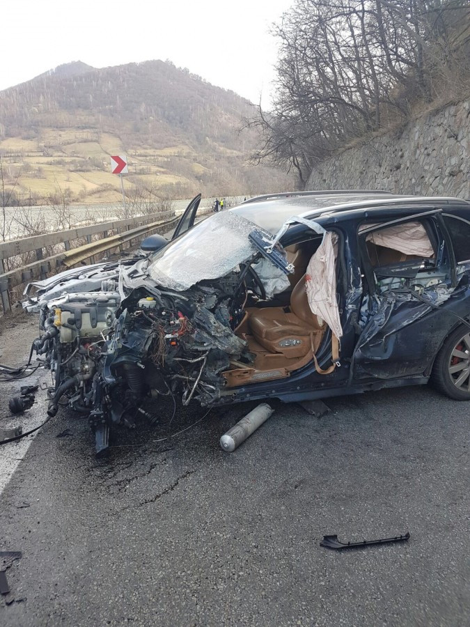 Sotul Alinei Gorghiu ranit intr-un accident grav, pe Valea Oltului. Impactul violent a aruncat un autotren pe calea ferata