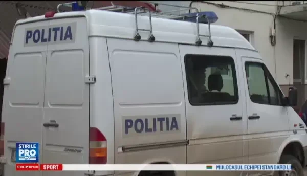 Politistii au facut perchezitii in apartamentul suspectei in cazul bebelusilor morti, in pod. Are 3 copii facuti si 3 morti