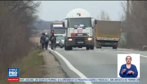 Pe jos, printre TIR-uri, asa sunt nevoiti sa mearga la scoala unii elevi din Romania anului 2017. Explicatia autoritatilor